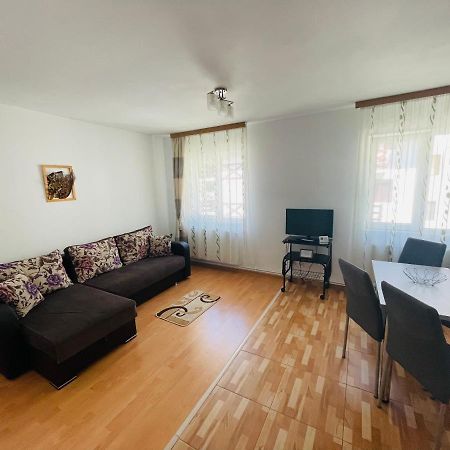 Garsoniera Family Apartment บุชเตนี ภายนอก รูปภาพ