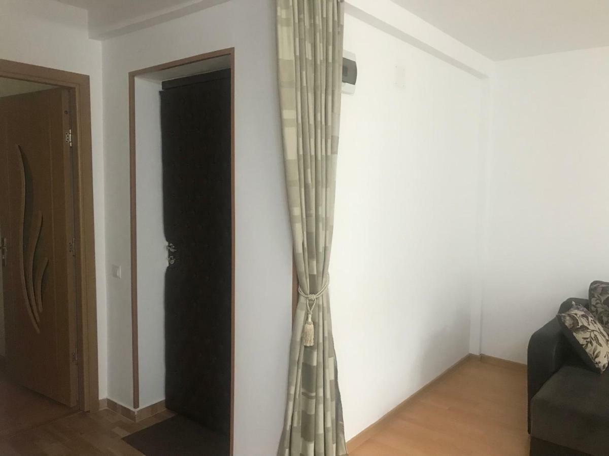 Garsoniera Family Apartment บุชเตนี ภายนอก รูปภาพ